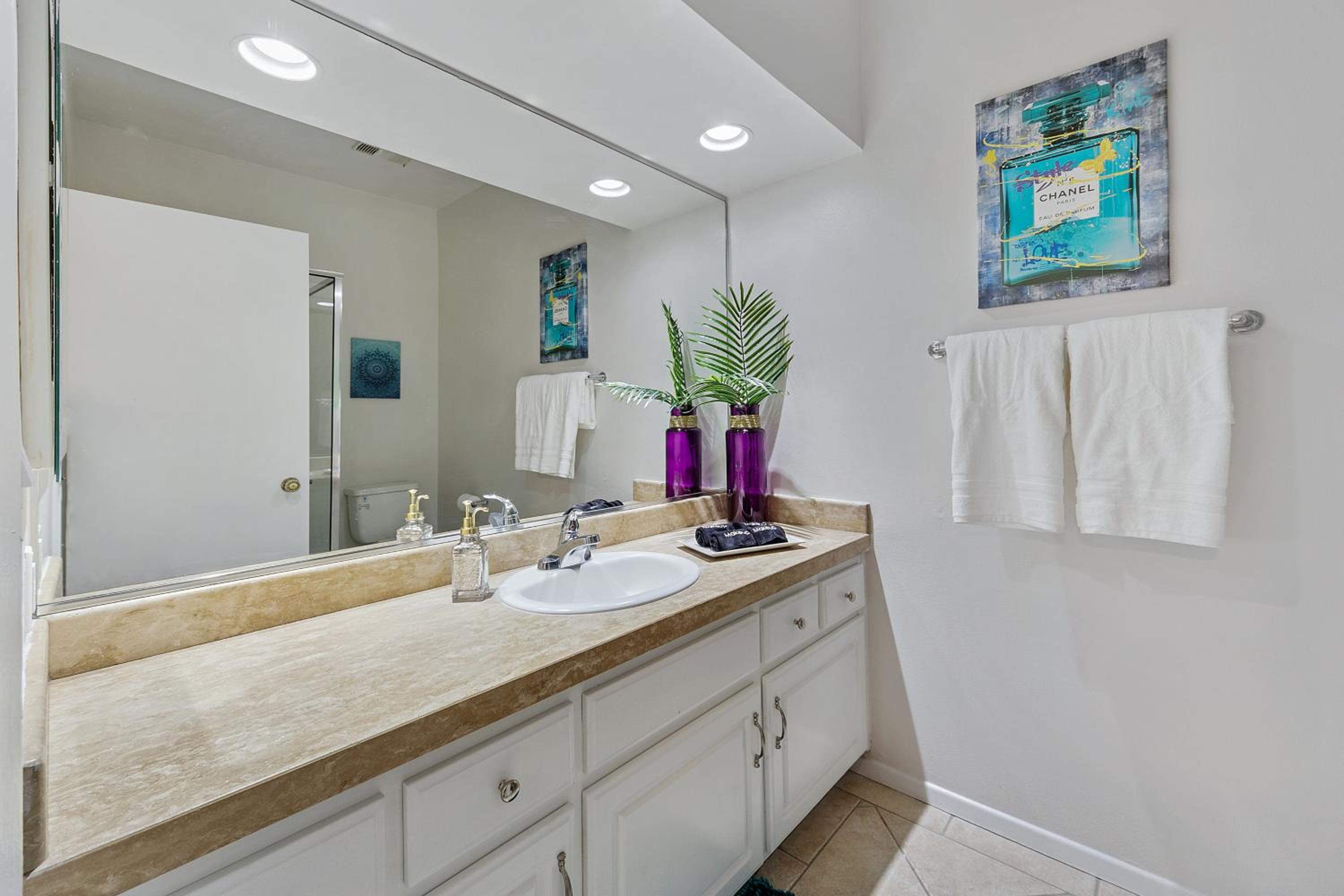 Beverly Hills Chic 2 bed 2bath with Patio and Parking 309