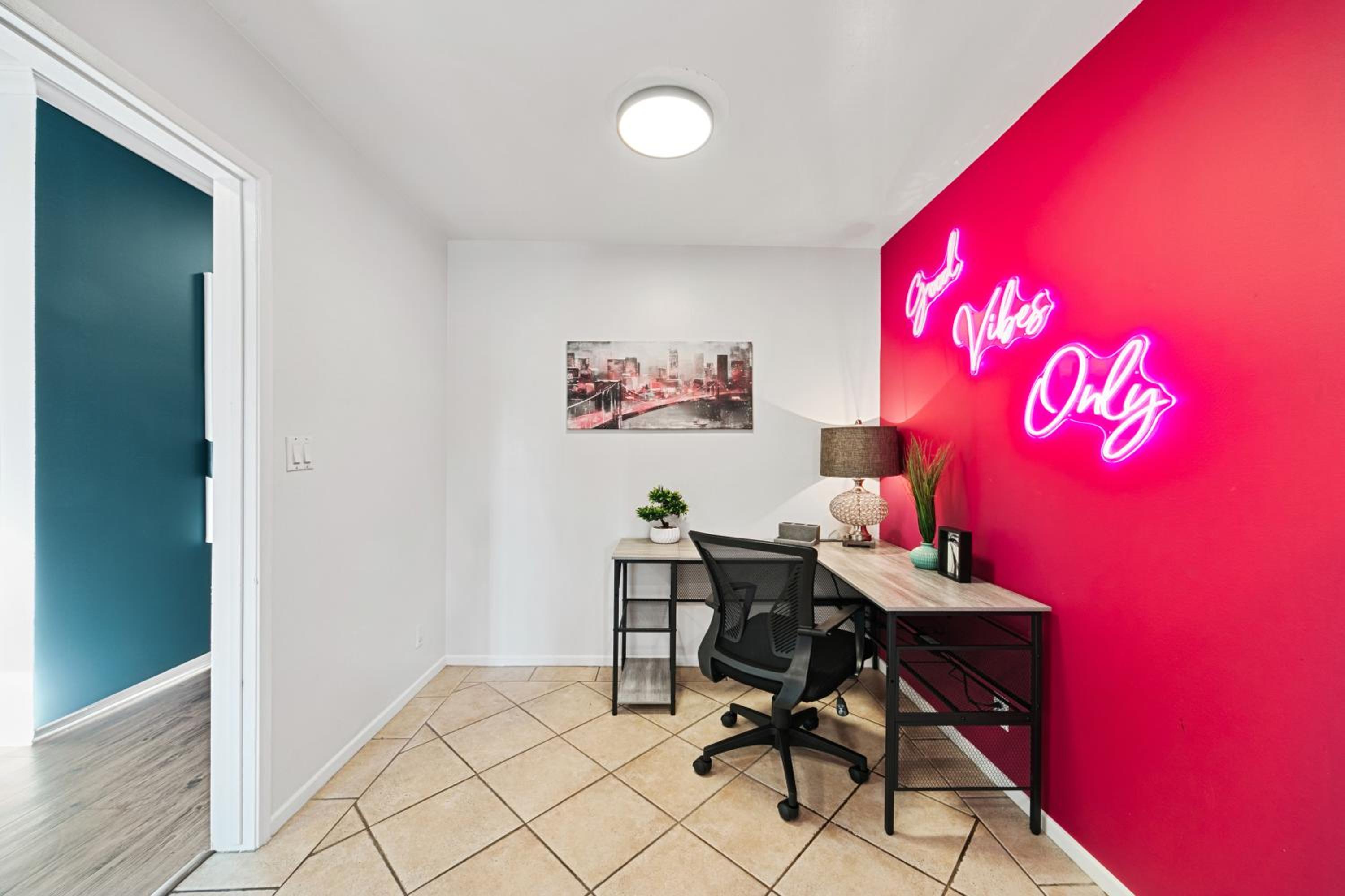 Beverly Hills Chic 2 bed 2bath with Patio and Parking 309