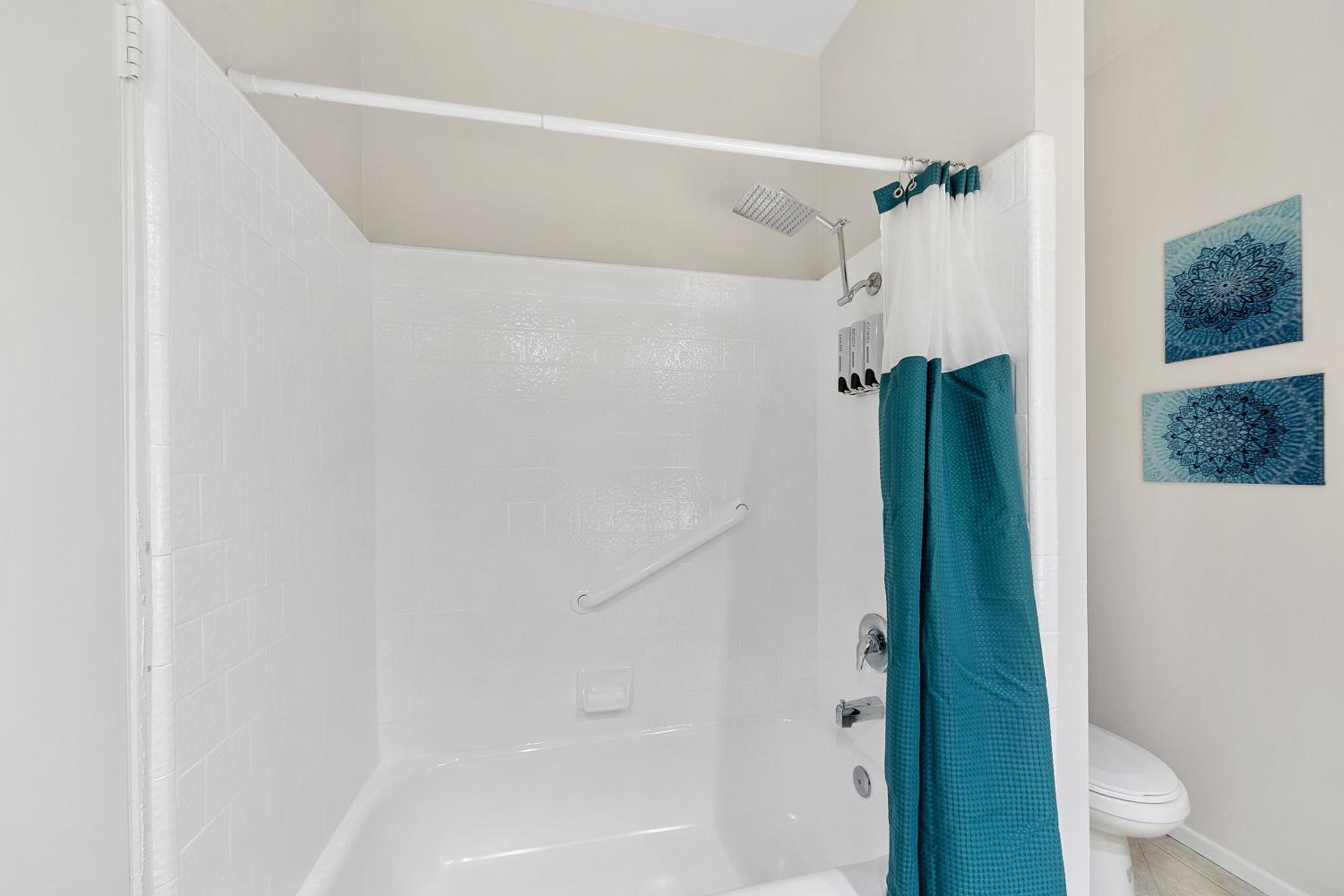 Beverly Hills Chic 2 bed 2bath with Patio and Parking 309