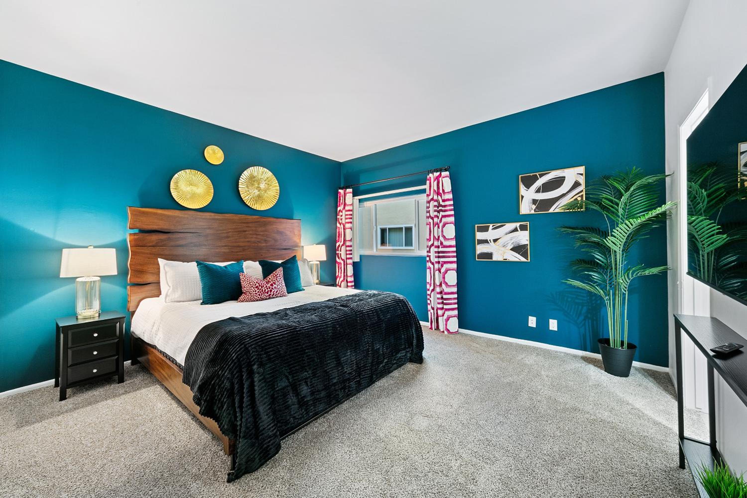 Beverly Hills Chic 2 bed 2bath with Patio and Parking 309