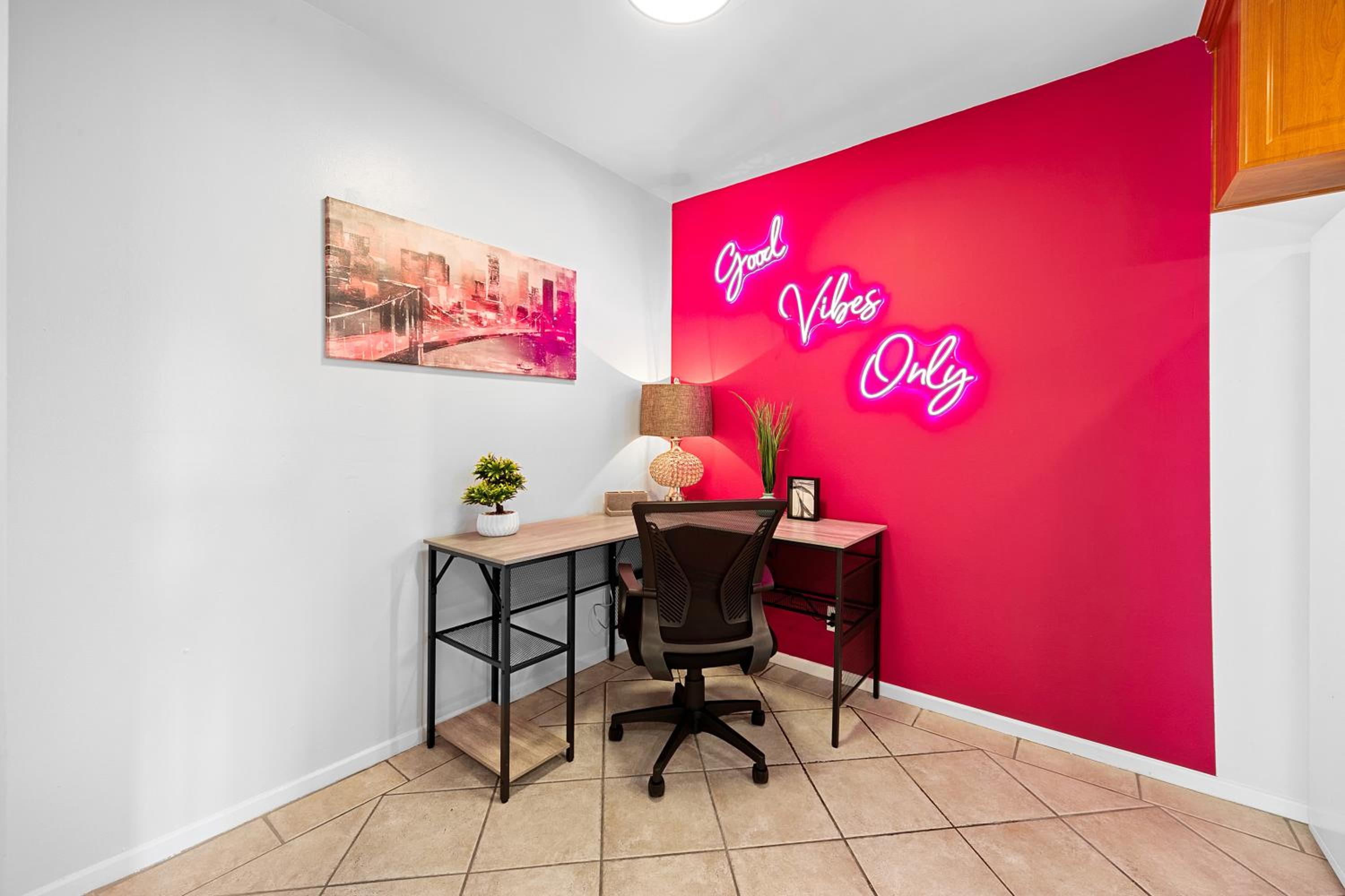 Beverly Hills Chic 2 bed 2bath with Patio and Parking 309