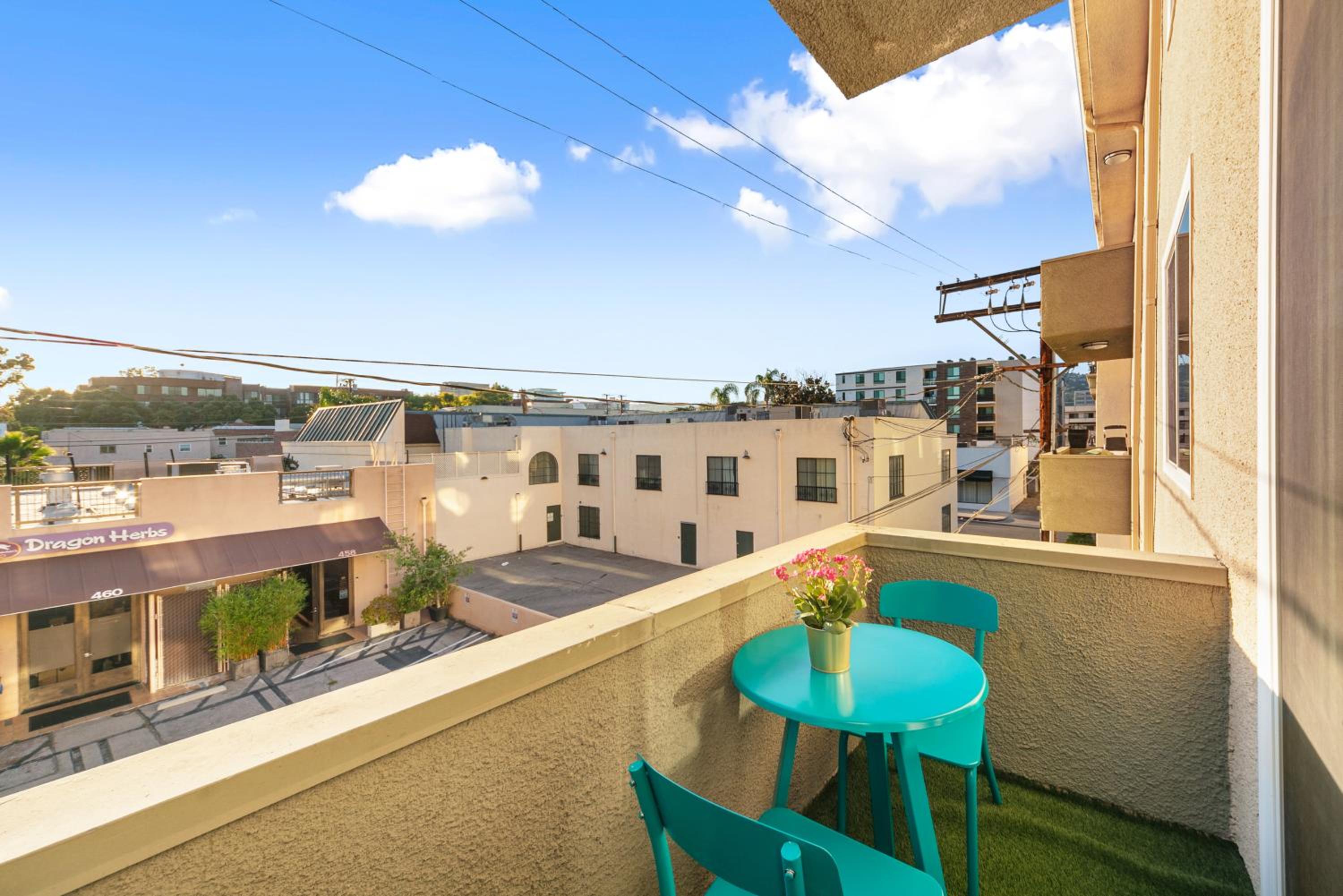 Beverly Hills Chic 2 bed 2bath with Patio and Parking 309