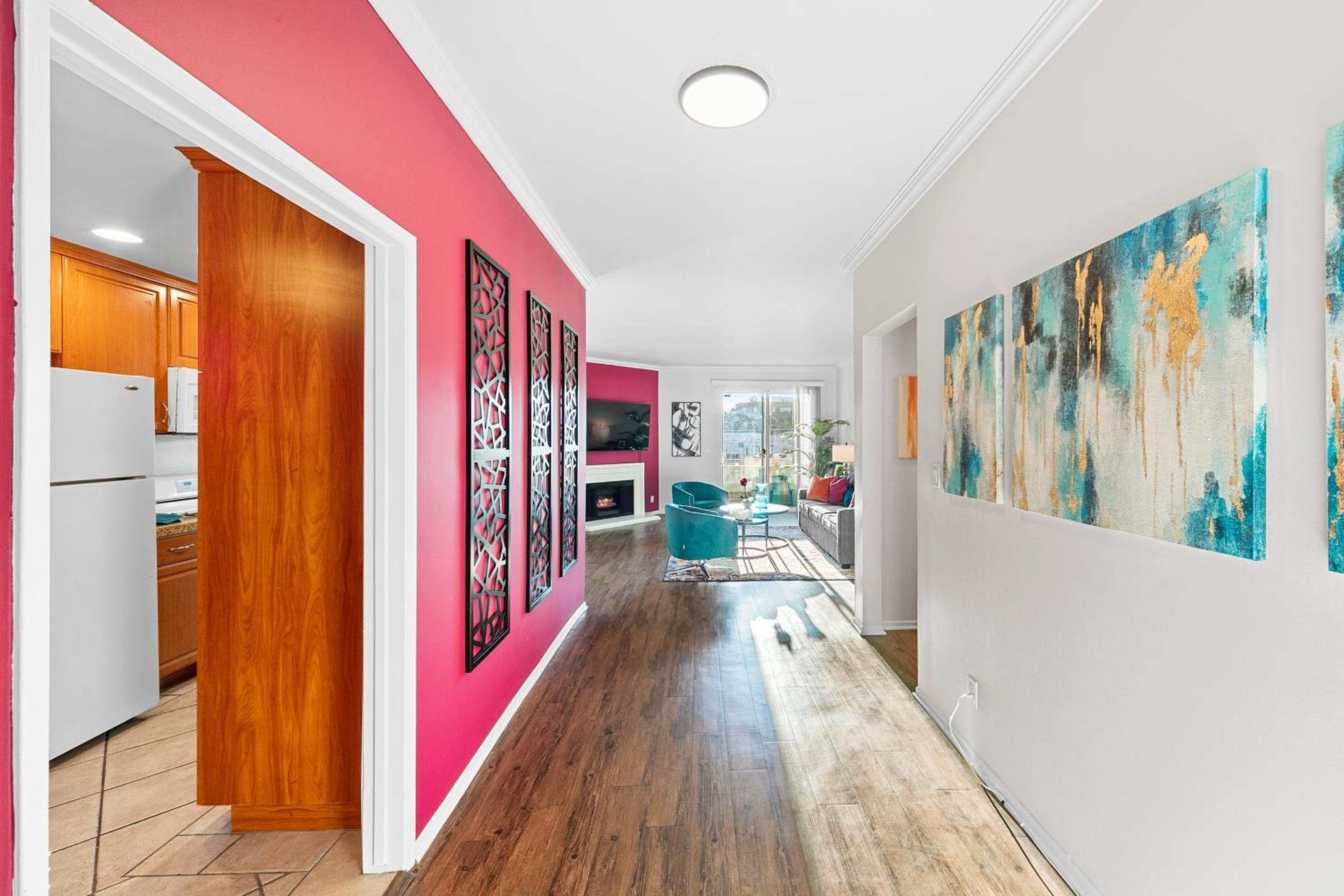 Beverly Hills Chic 2 bed 2bath with Patio and Parking 309