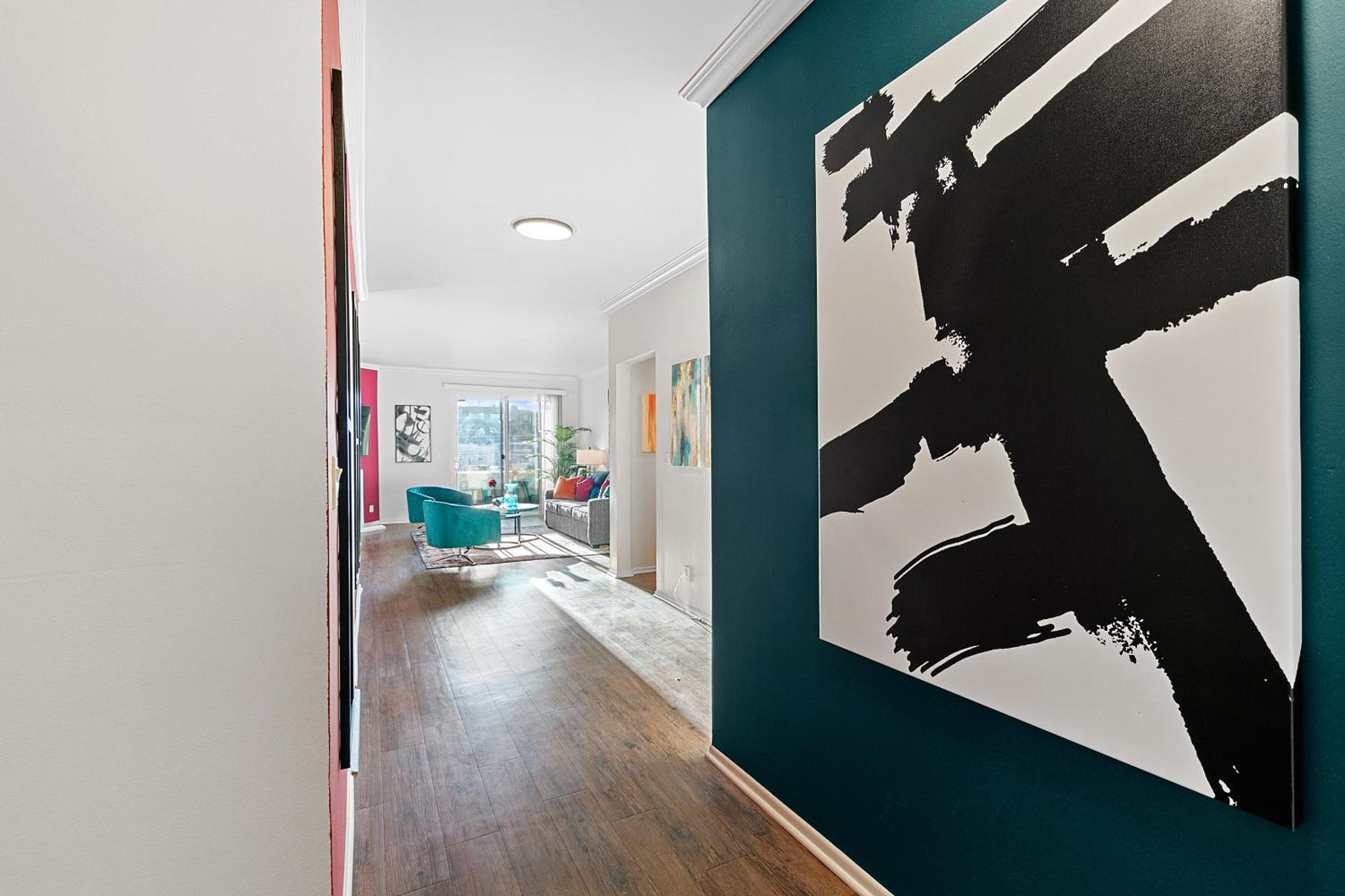 Beverly Hills Chic 2 bed 2bath with Patio and Parking 309