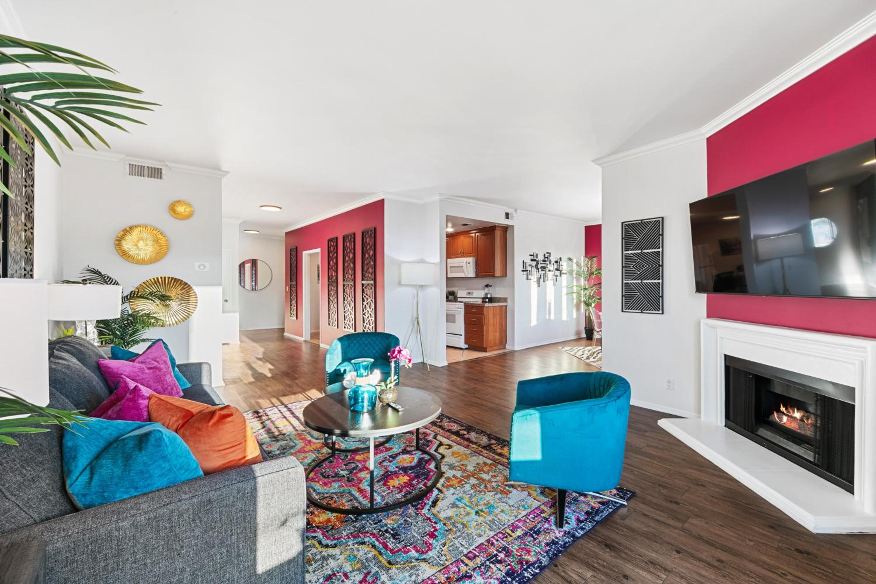 Beverly Hills Chic 2 bed 2bath with Patio and Parking 309