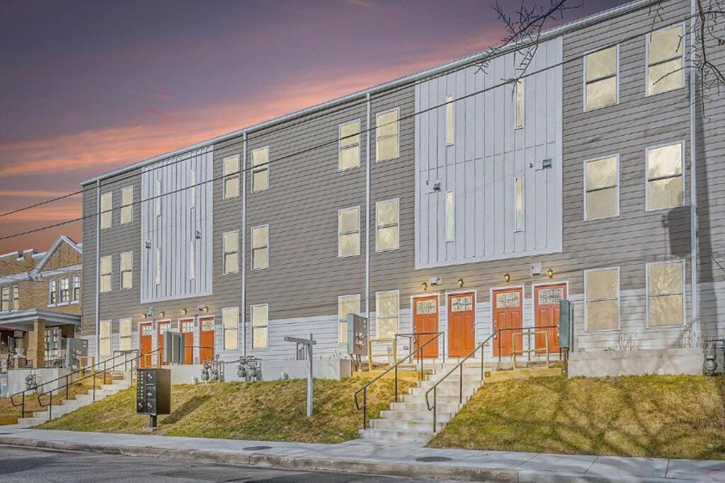 Spacious 3Bedroom Duplex with Rooftop Deck! view 3