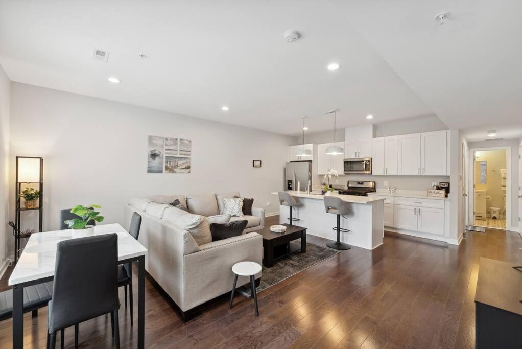 Spacious 3Bedroom Duplex with Rooftop Deck! view 5