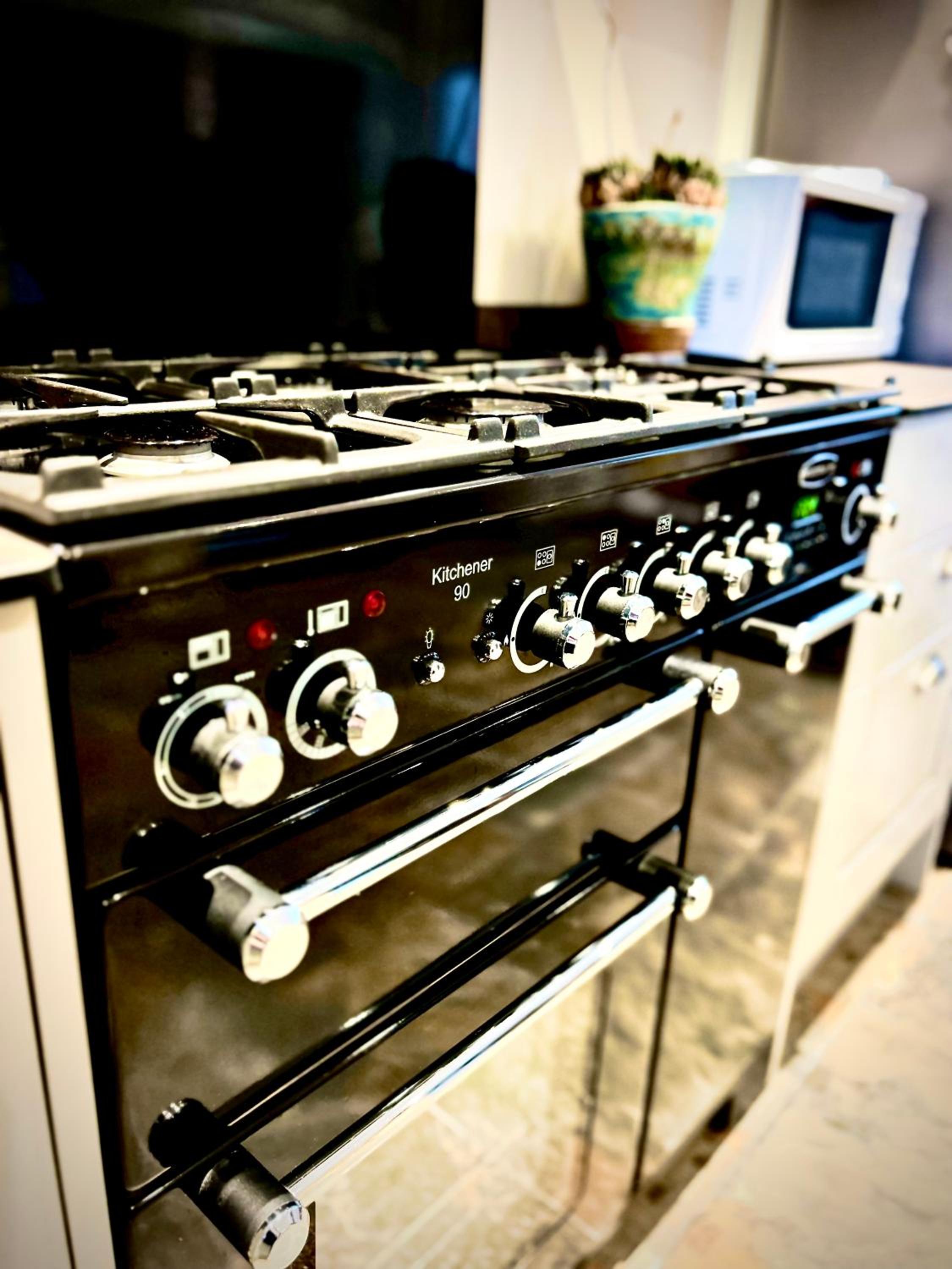 Stroud Vacations - Springbank Cottage by MaisonPro - Property Image 2