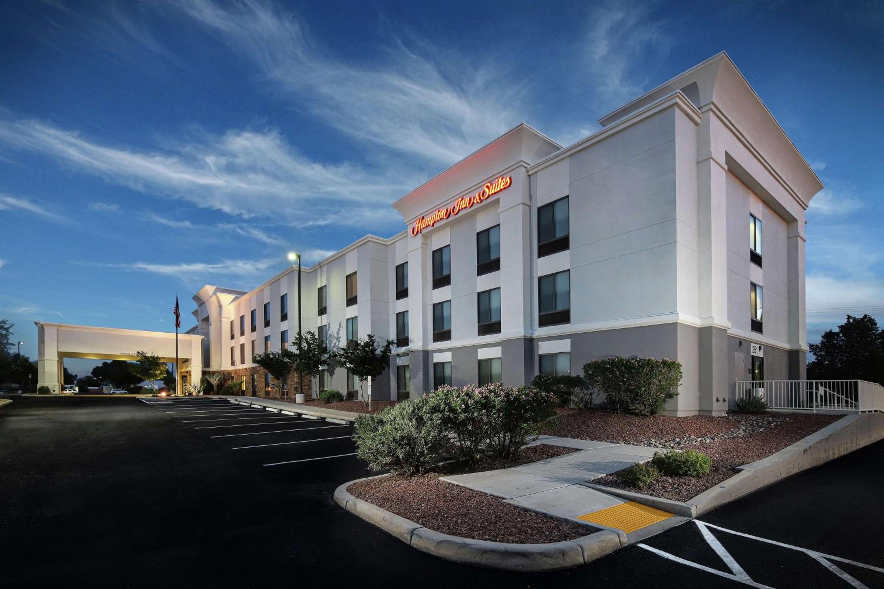Hotel Hampton Inn & Suites Tucson East - Image 1