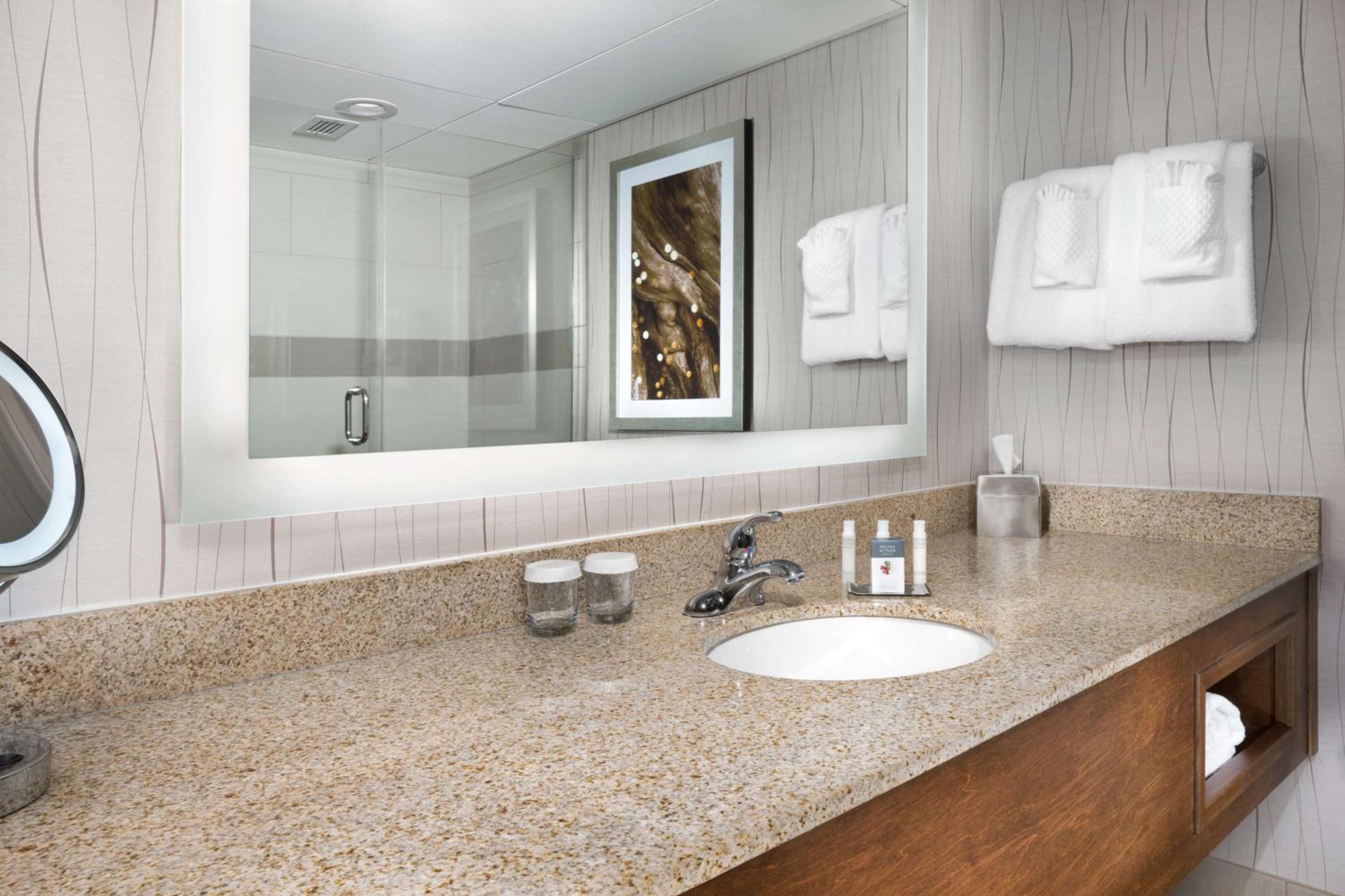 Lawrence Vacations - DoubleTree by Hilton Lawrence - Property Image 25