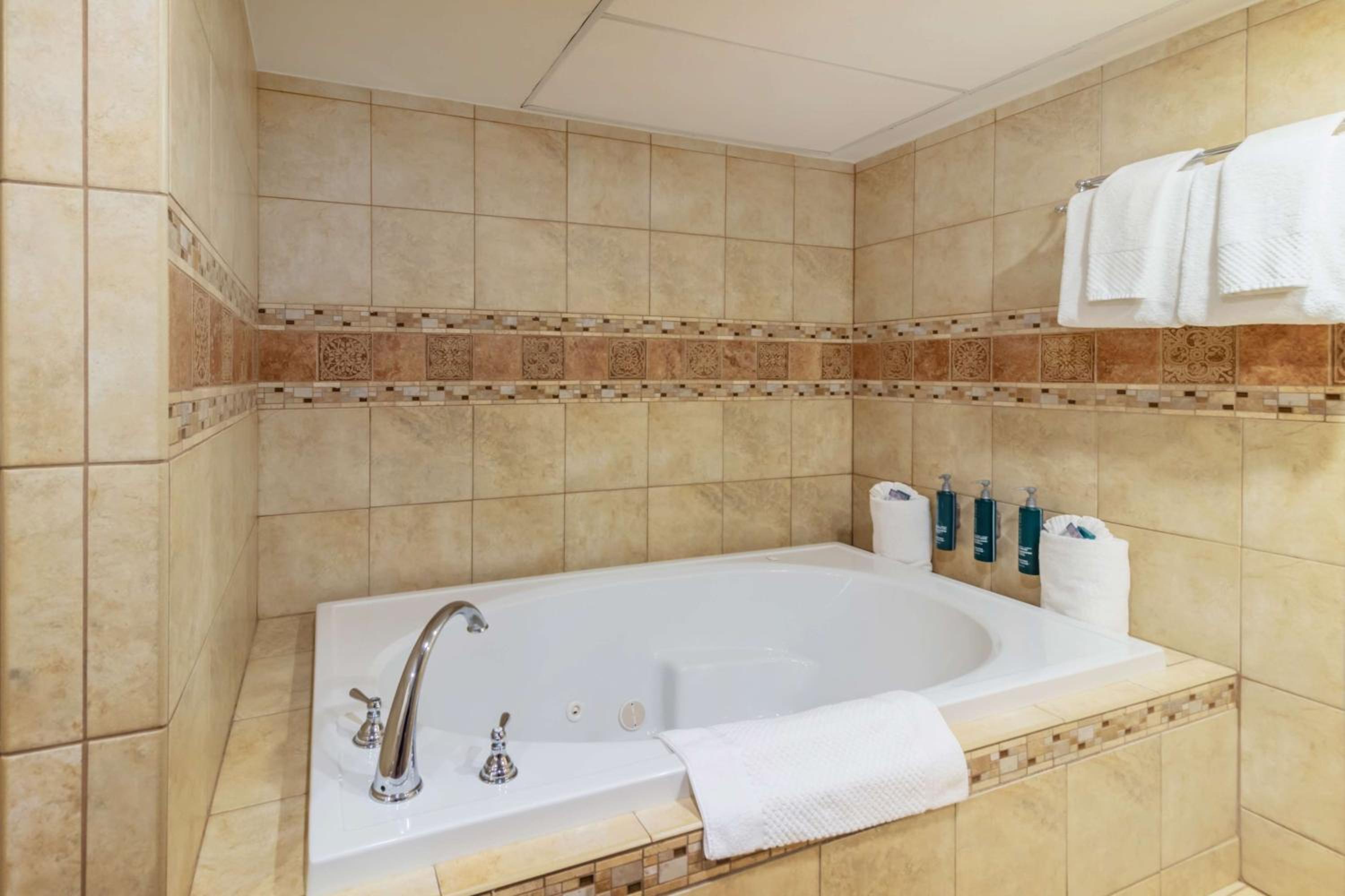 Lawrence Vacations - DoubleTree by Hilton Lawrence - Property Image 7