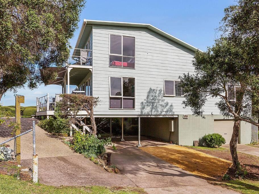 BLAIRGOWRIE VIEWS..front beach location location.