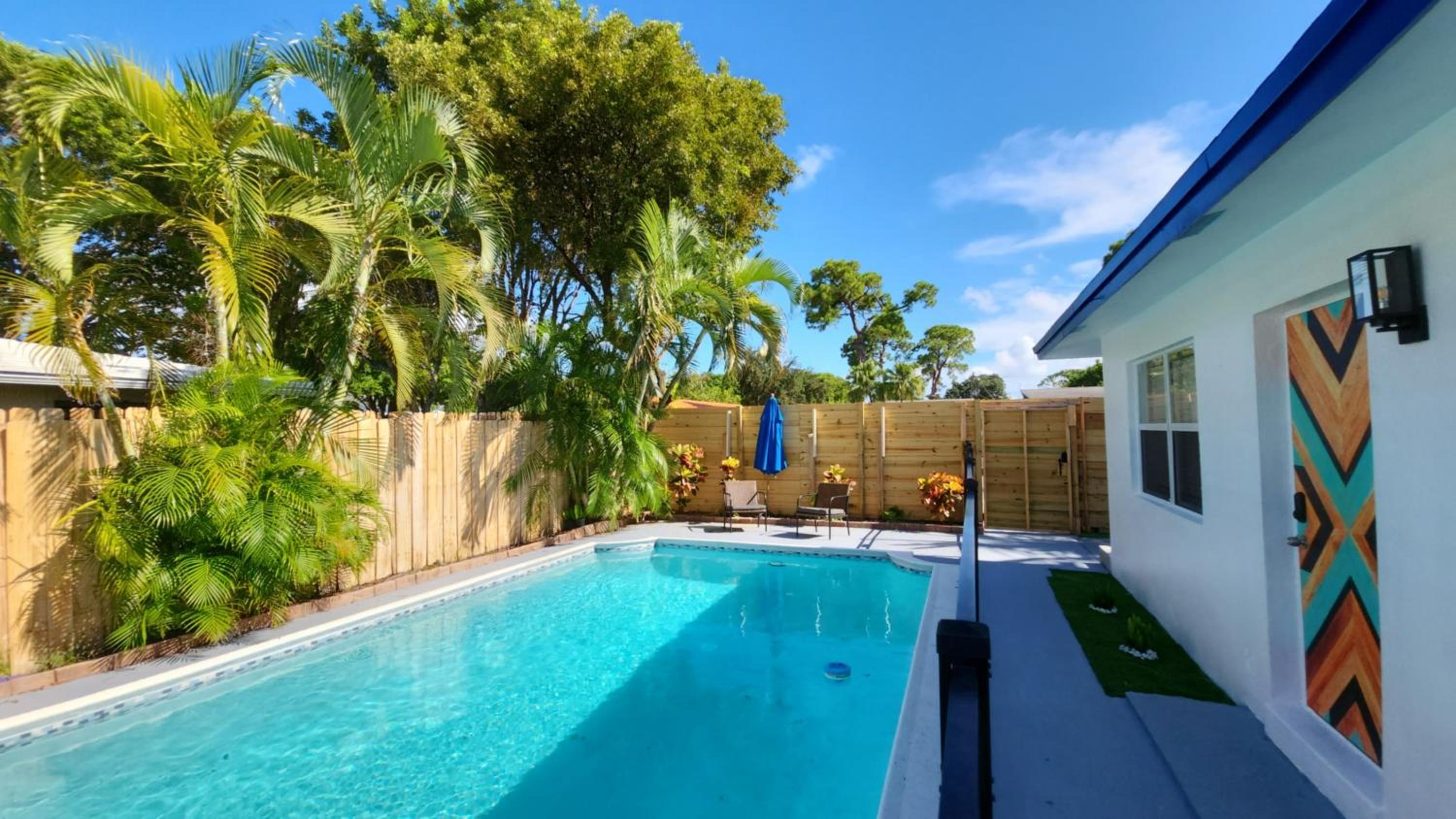 Private Home, KING Room- Pool & Patios - Near Beaches & Dining — photo 3