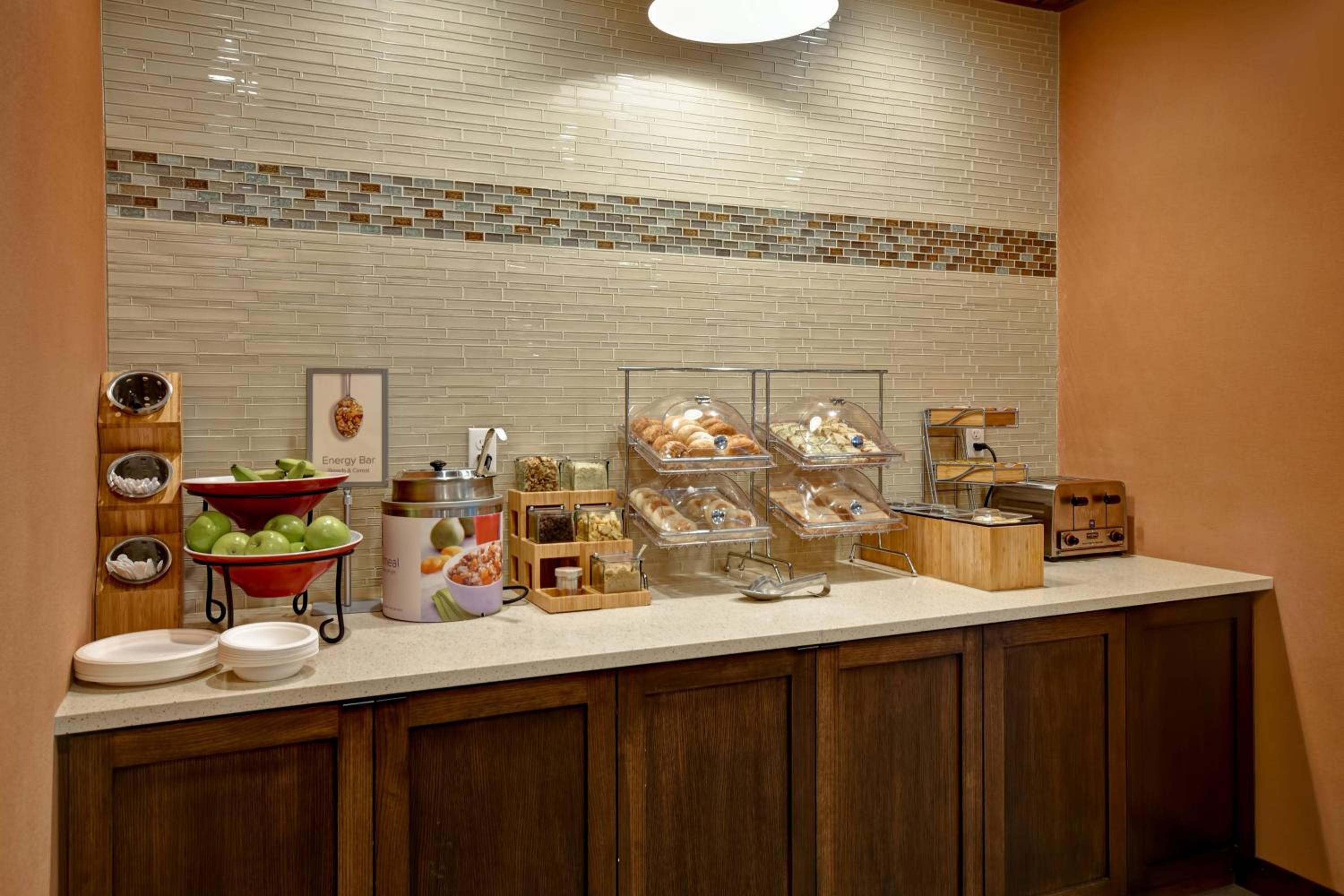 Glendale Vacations - Fairfield Inn  Suites by Marriott Milwaukee North - Property Image 6