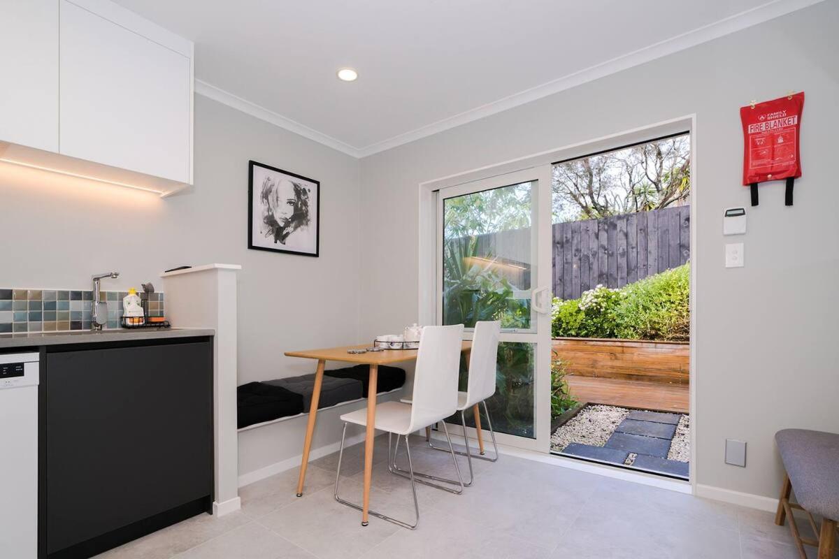 Modern Private 2 Bedroom Home-unit in Albany with Netflix photo 2