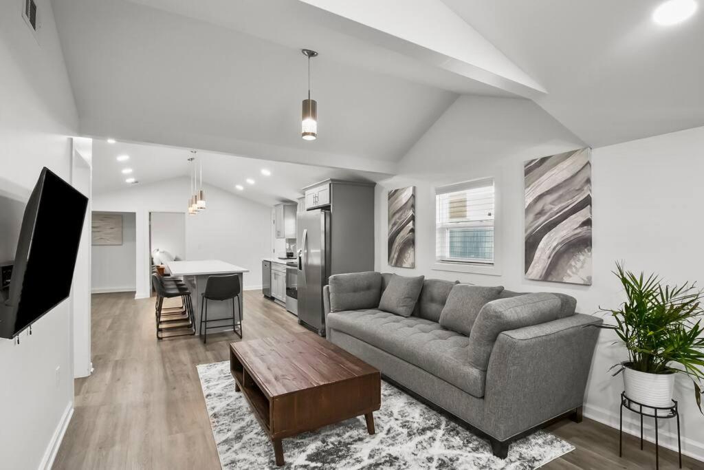 4-Bed 2-Bath Pet Friendly Home in Heart of Atlanta view 5