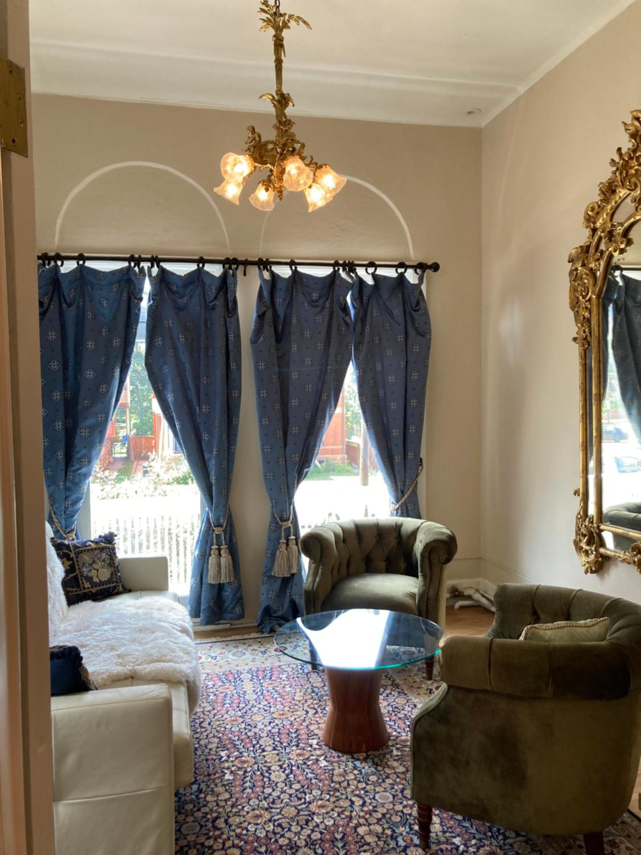Pineapple House, Romantic 3 Bed 2 Bath Apt, Sleeps 6! Private Balcony! City Center! FREE Parking! view 3
