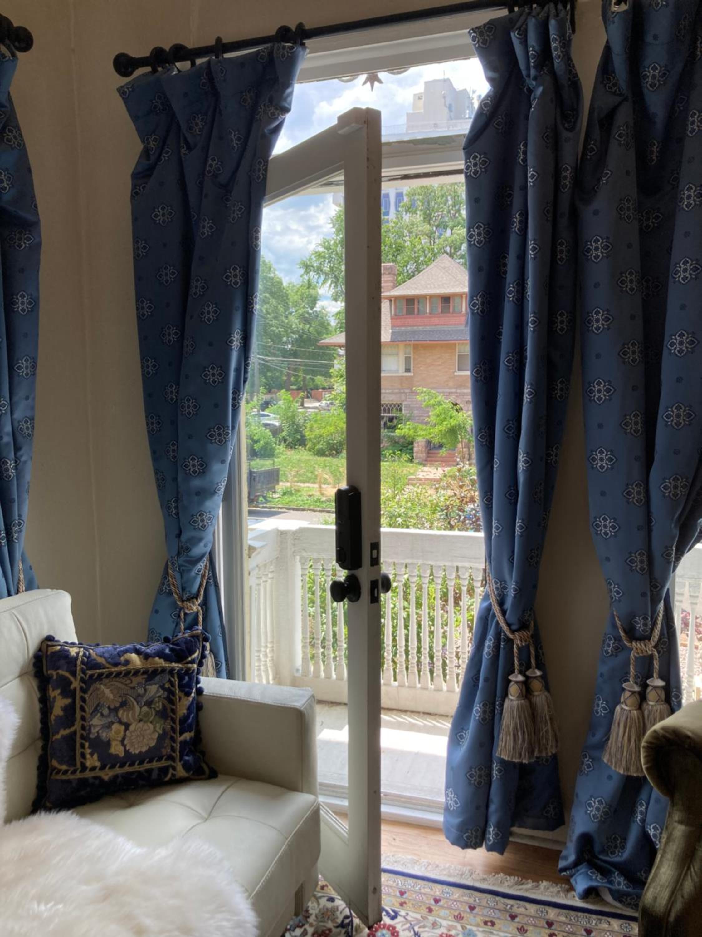 Pineapple House, Romantic 3 Bed 2 Bath Apt, Sleeps 6! Private Balcony! City Center! FREE Parking! view 5