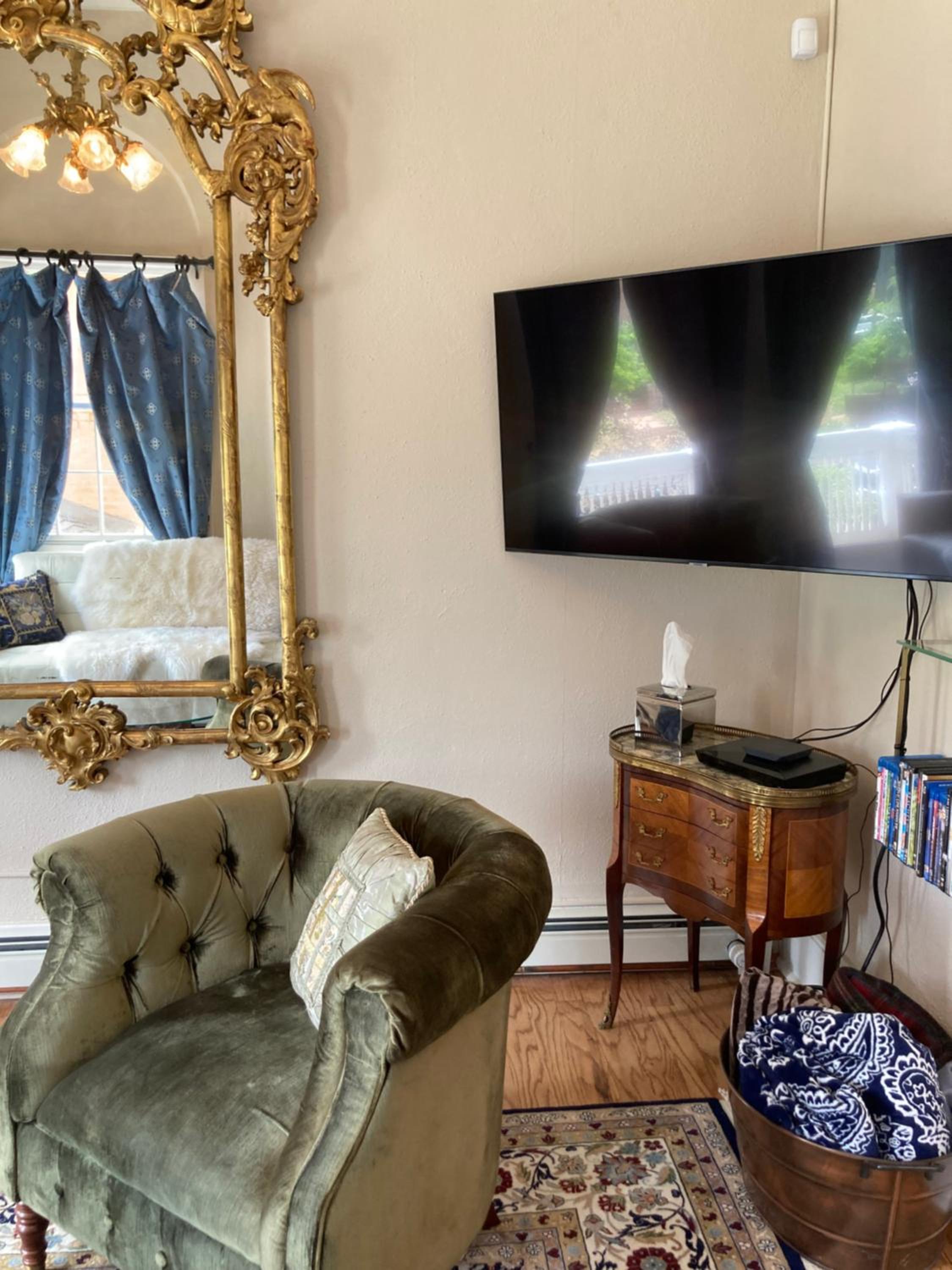 Pineapple House, Romantic 3 Bed 2 Bath Apt, Sleeps 6! Private Balcony! City Center! FREE Parking! view 4