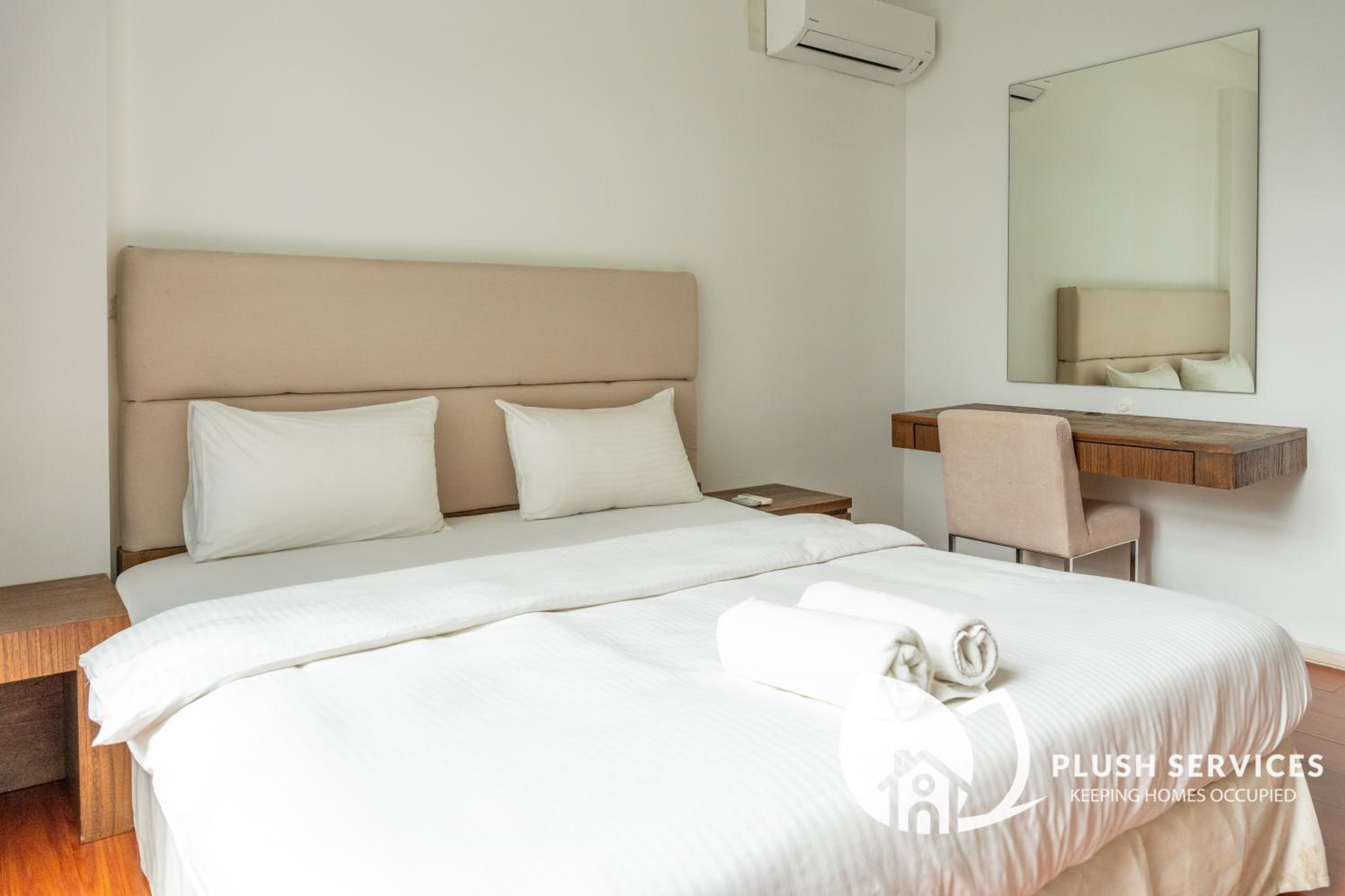 Bintang Goldhill by Plush