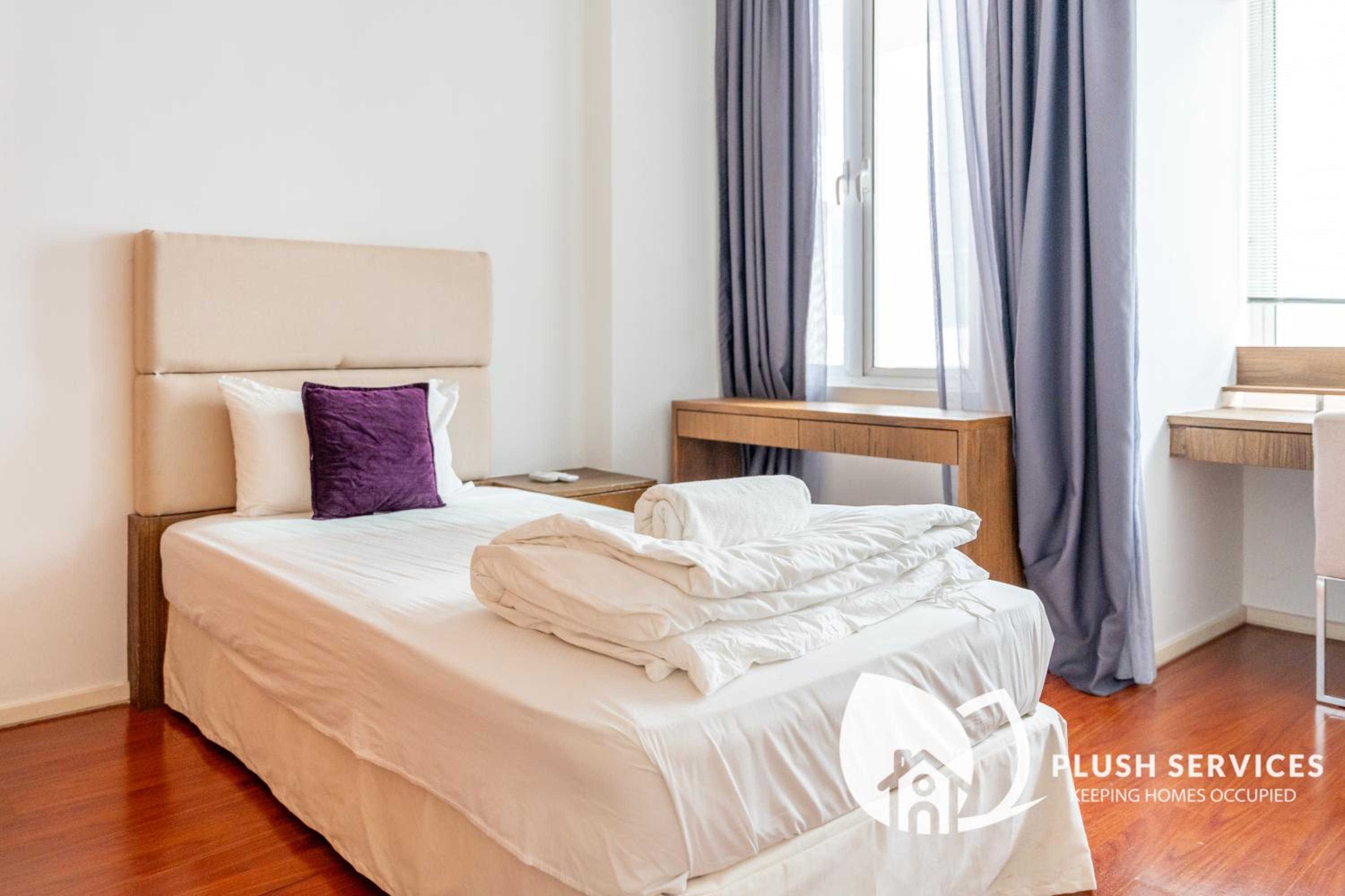Bintang Goldhill by Plush