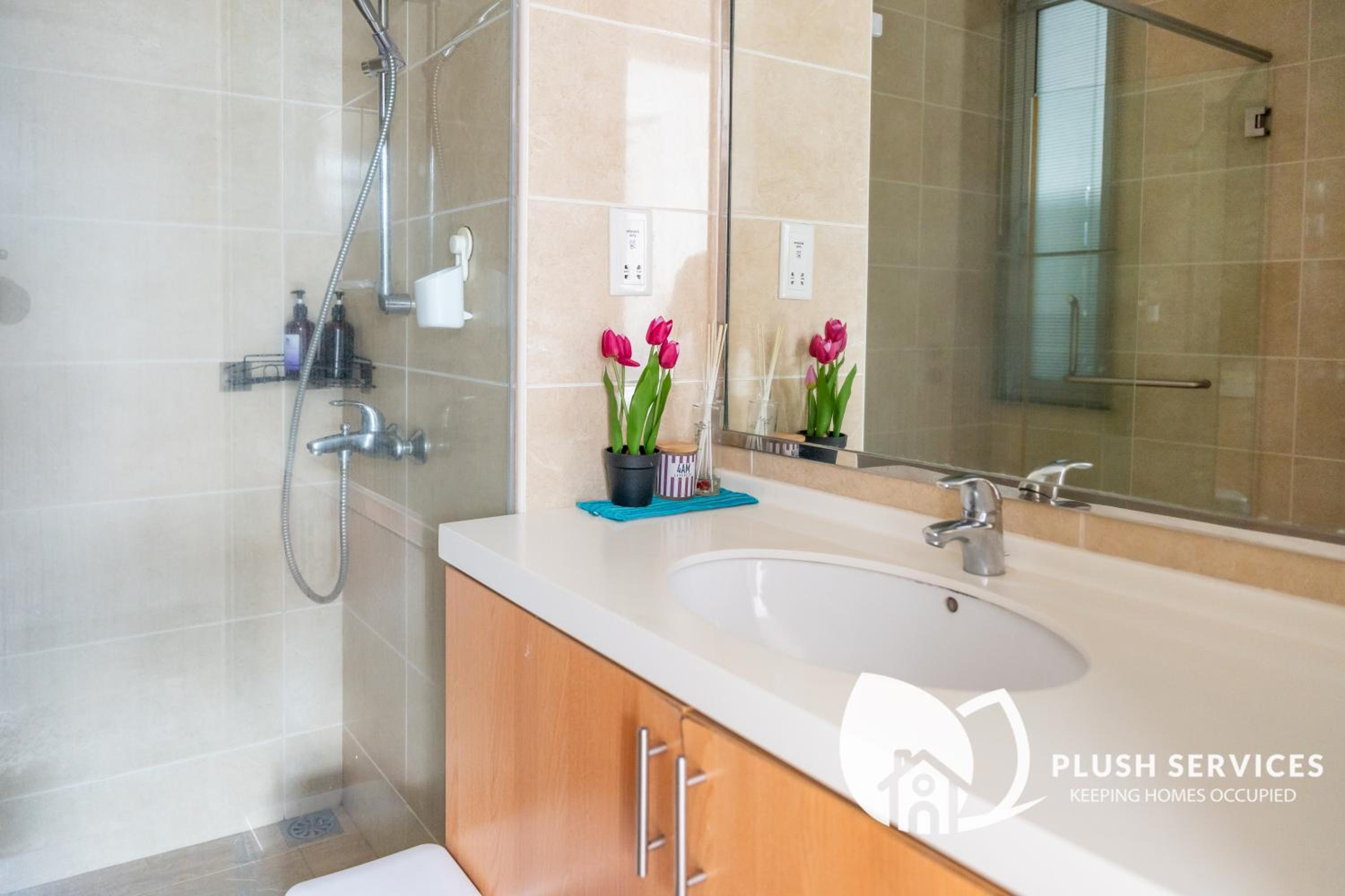 Bintang Goldhill by Plush