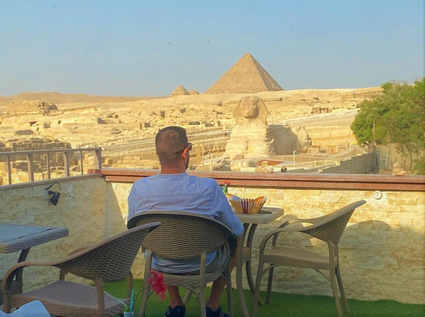 Seven Pyramids View Inn - Rooftop Breakfast