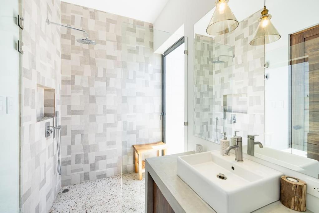 4BDR,pool,chef,secure 5 min to private beach