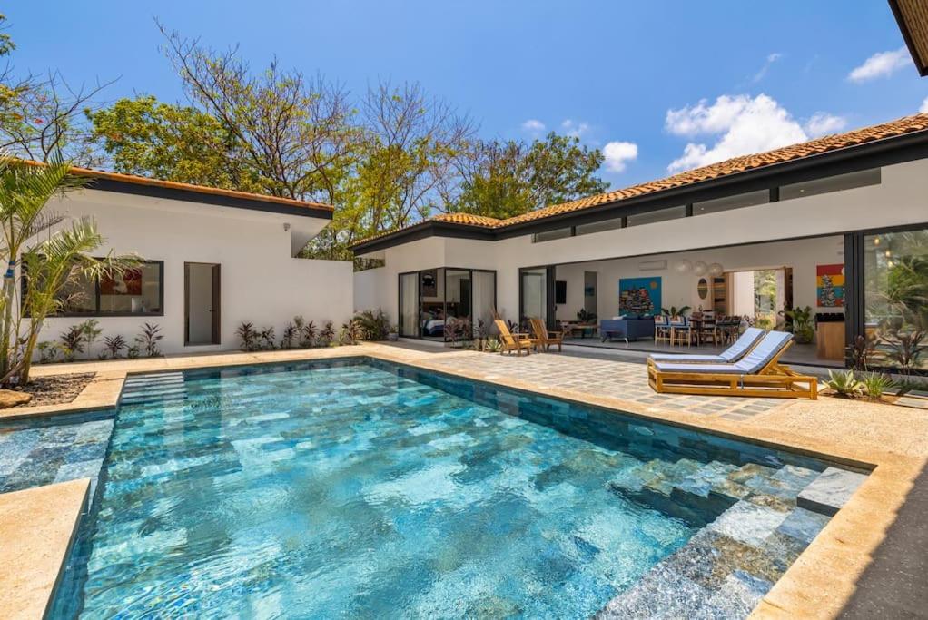4BDR,pool,chef,secure 5 min to private beach