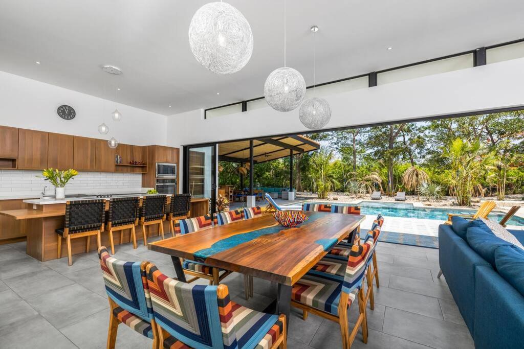 4BDR,pool,chef,secure 5 min to private beach