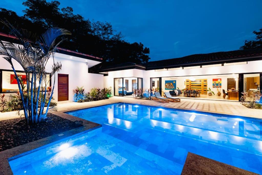 4BDR,pool,chef,secure 5 min to private beach