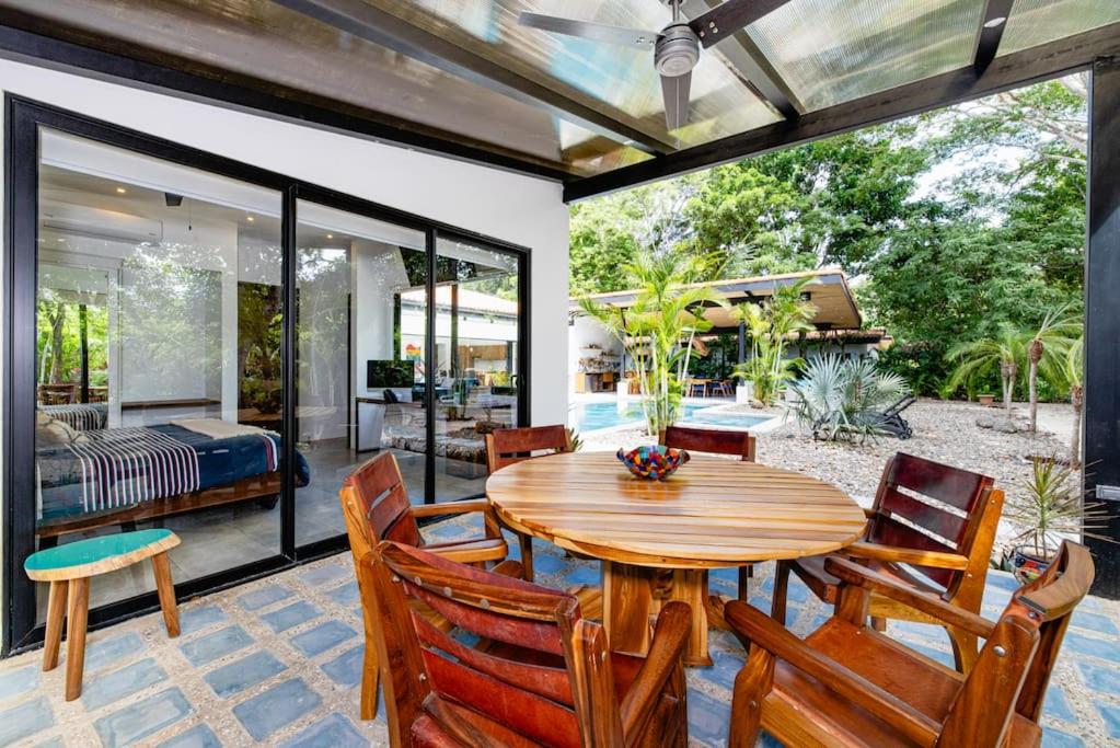 4BDR,pool,chef,secure 5 min to private beach
