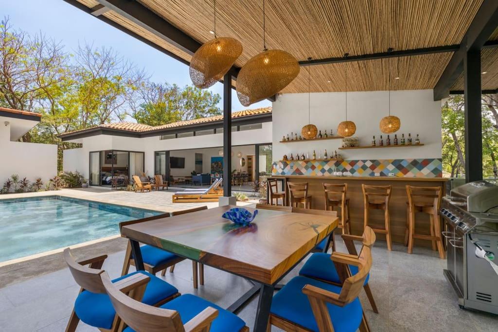 4BDR,pool,chef,secure 5 min to private beach