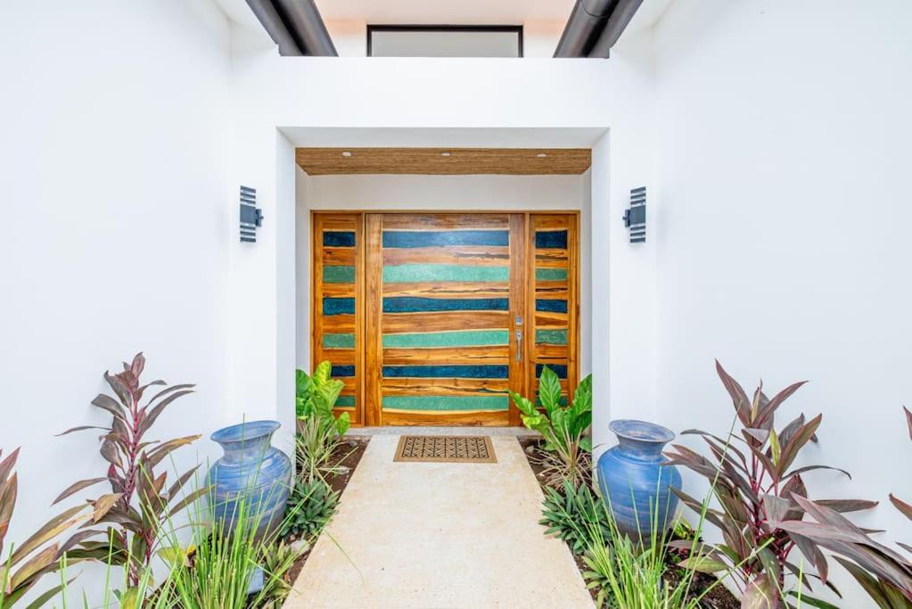 4BDR,pool,chef,secure 5 min to private beach