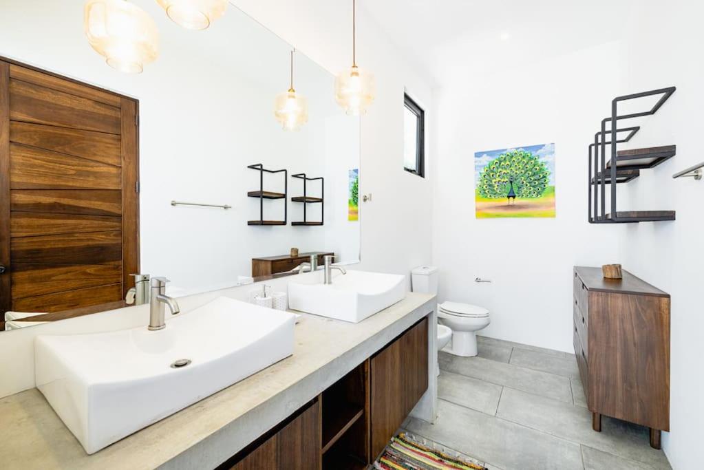 4BDR,pool,chef,secure 5 min to private beach
