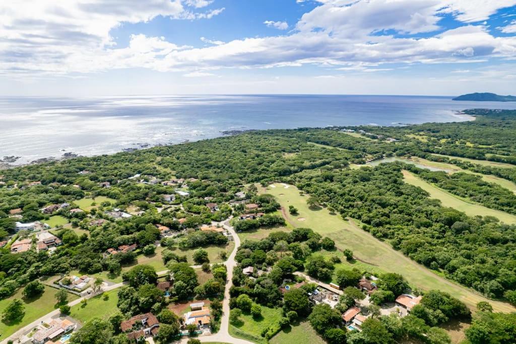 4BDR,pool,chef,secure 5 min to private beach