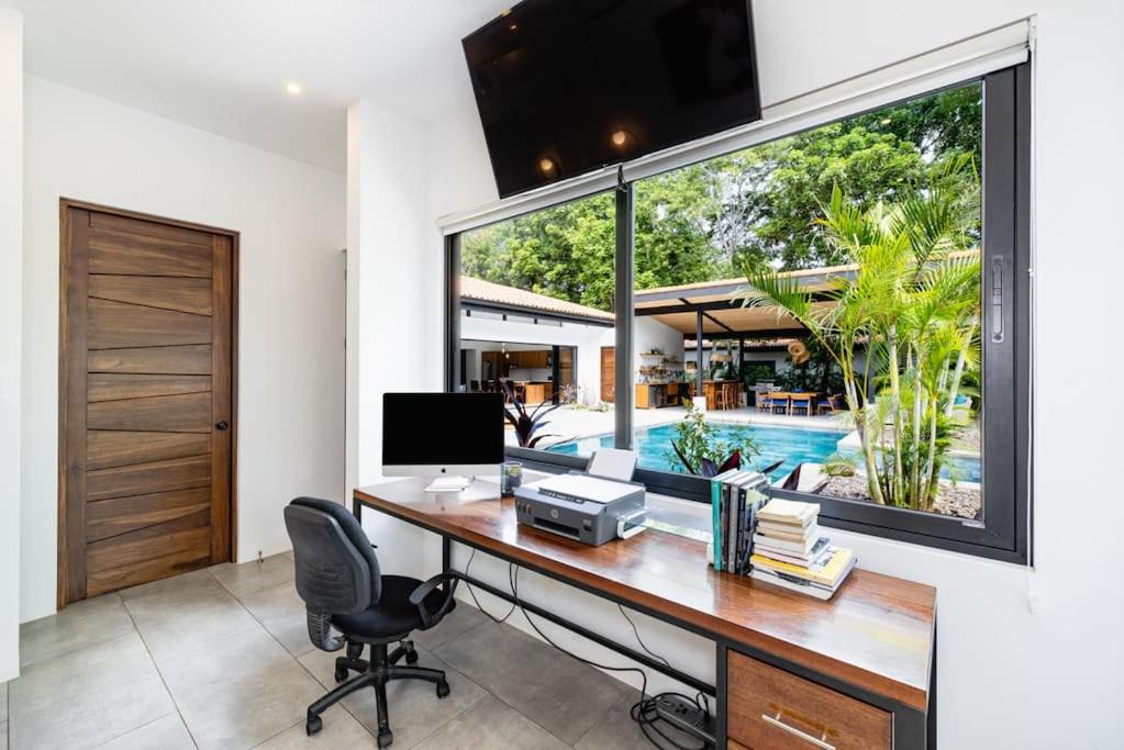4BDR,pool,chef,secure 5 min to private beach