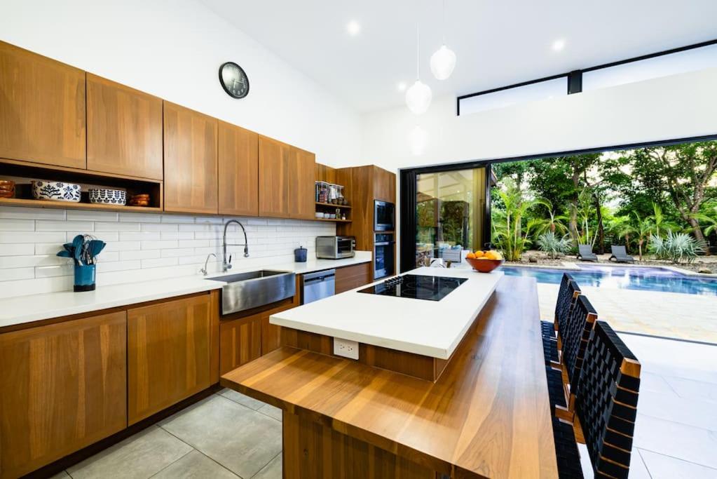 4BDR,pool,chef,secure 5 min to private beach