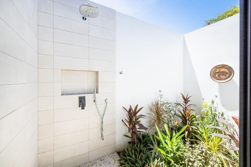 4BDR,pool,chef,secure 5 min to private beach