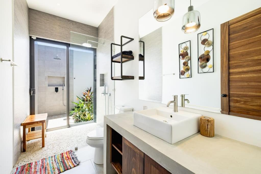 4BDR,pool,chef,secure 5 min to private beach