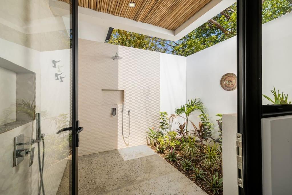 4BDR,pool,chef,secure 5 min to private beach