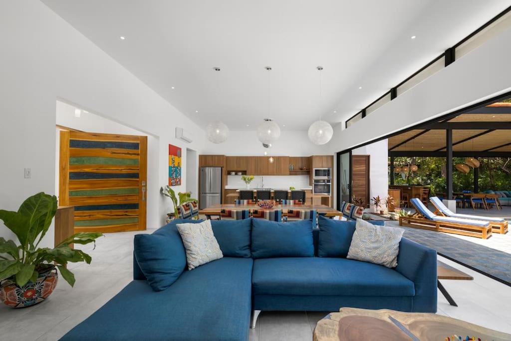 4BDR,pool,chef,secure 5 min to private beach