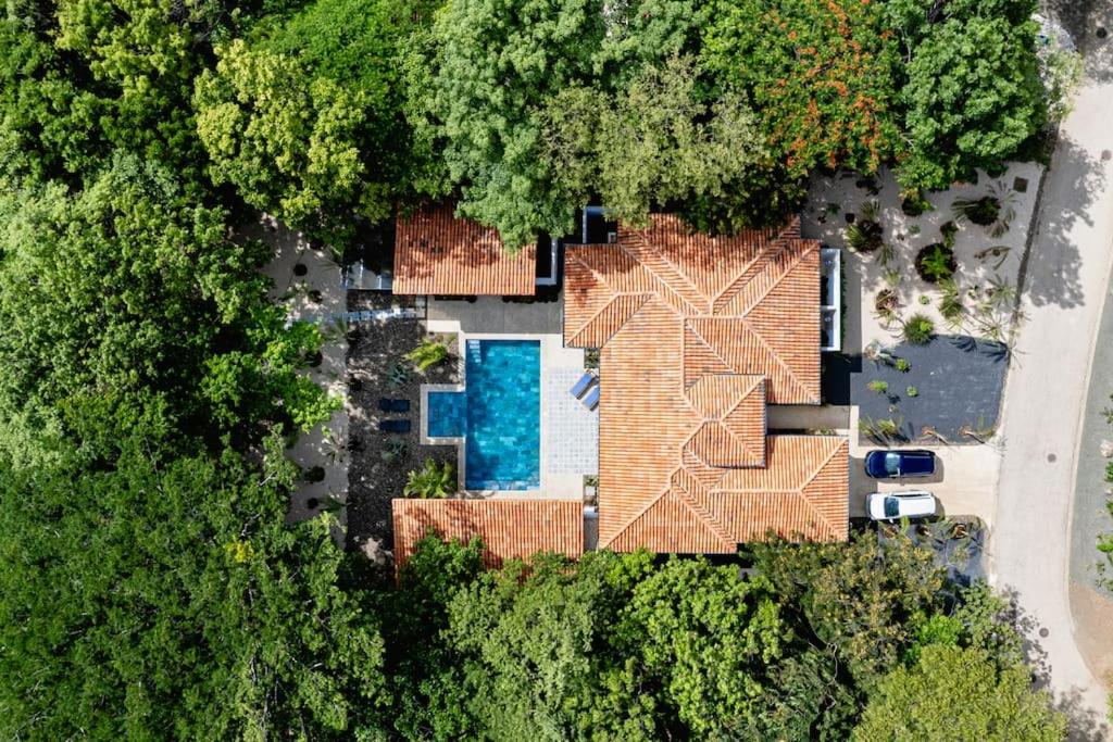 4BDR,pool,chef,secure 5 min to private beach