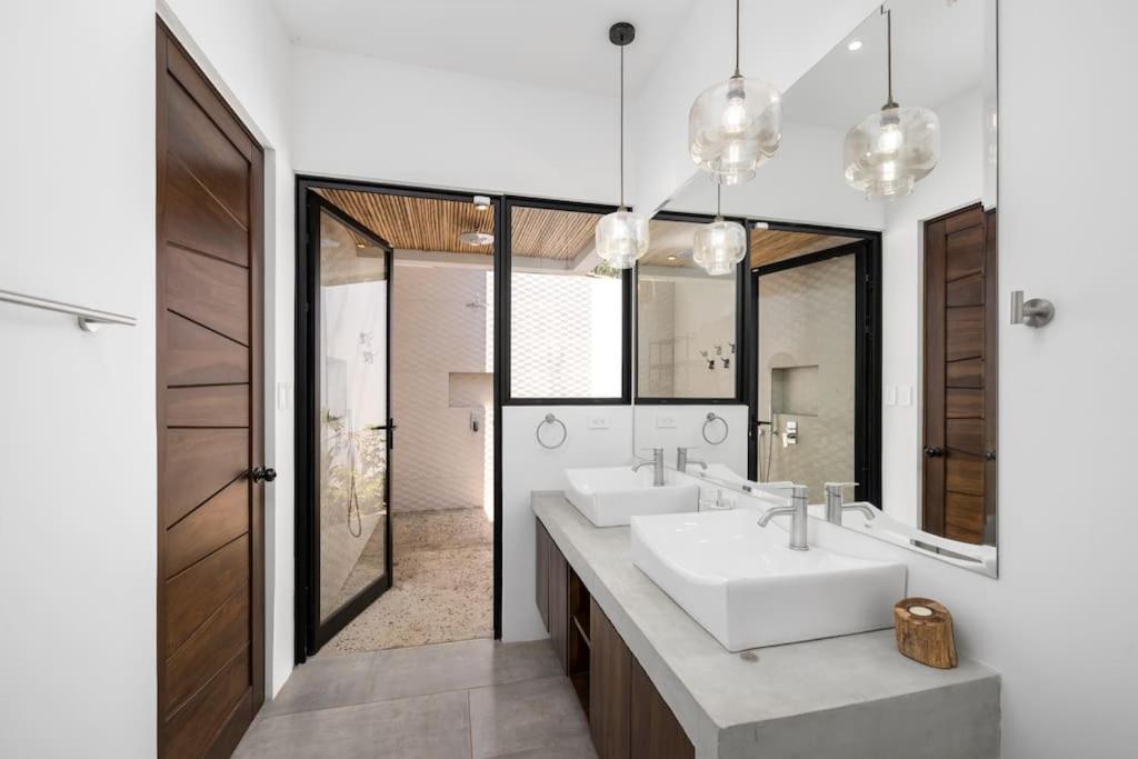 4BDR,pool,chef,secure 5 min to private beach