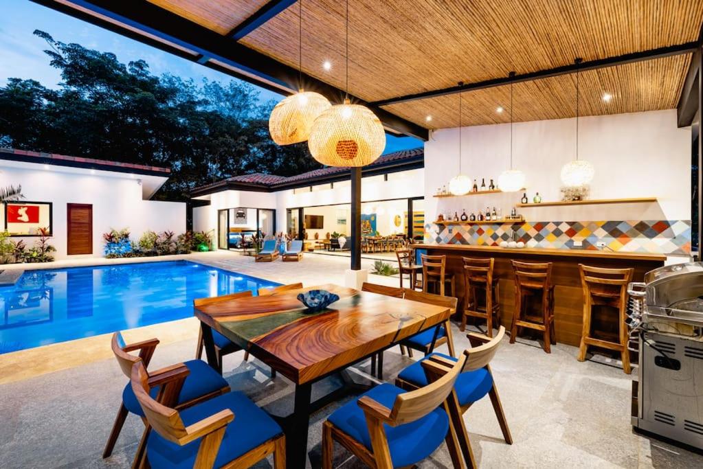 4BDR,pool,chef,secure 5 min to private beach