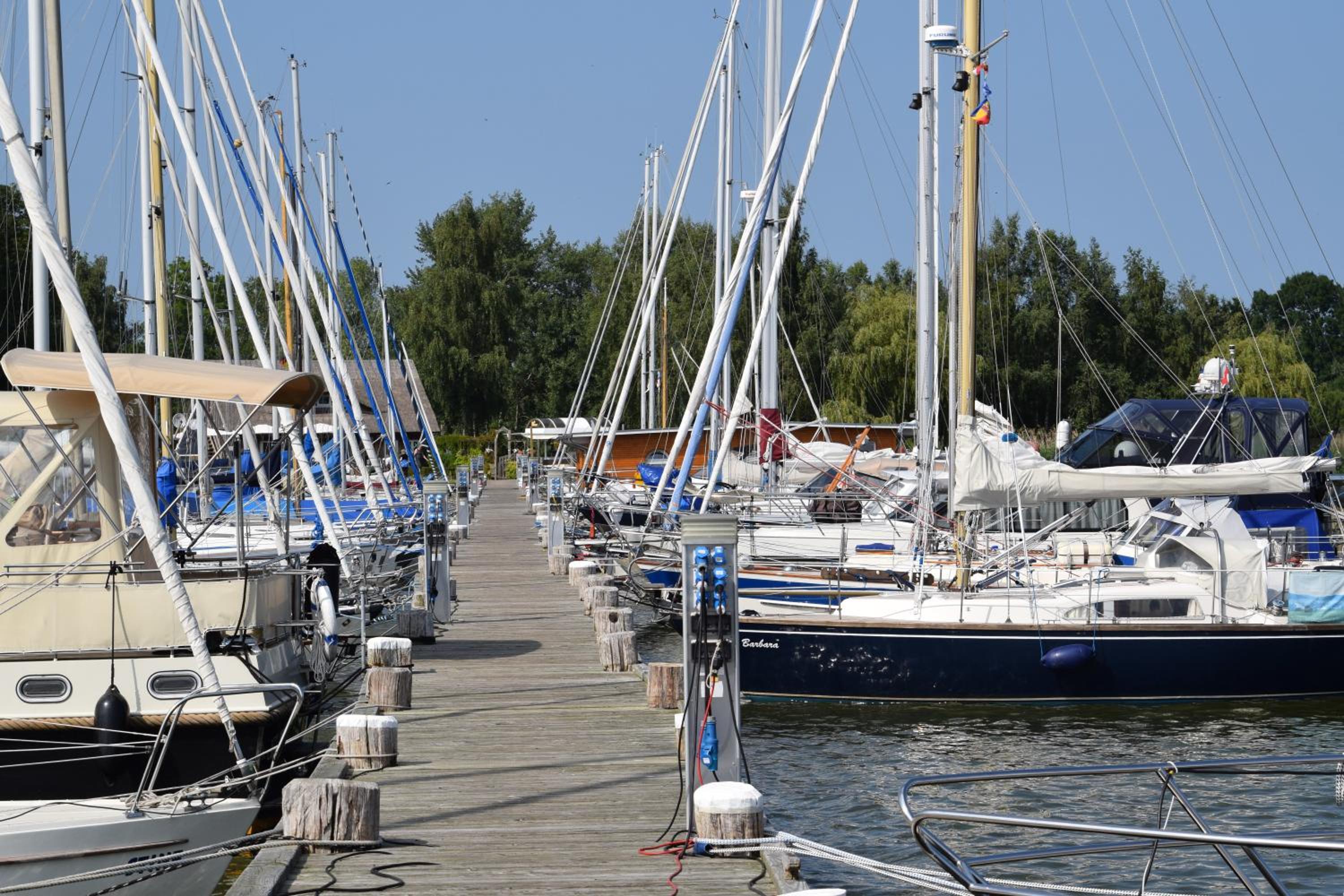 Komfort-Hausboote am Naturhafen Krummin
