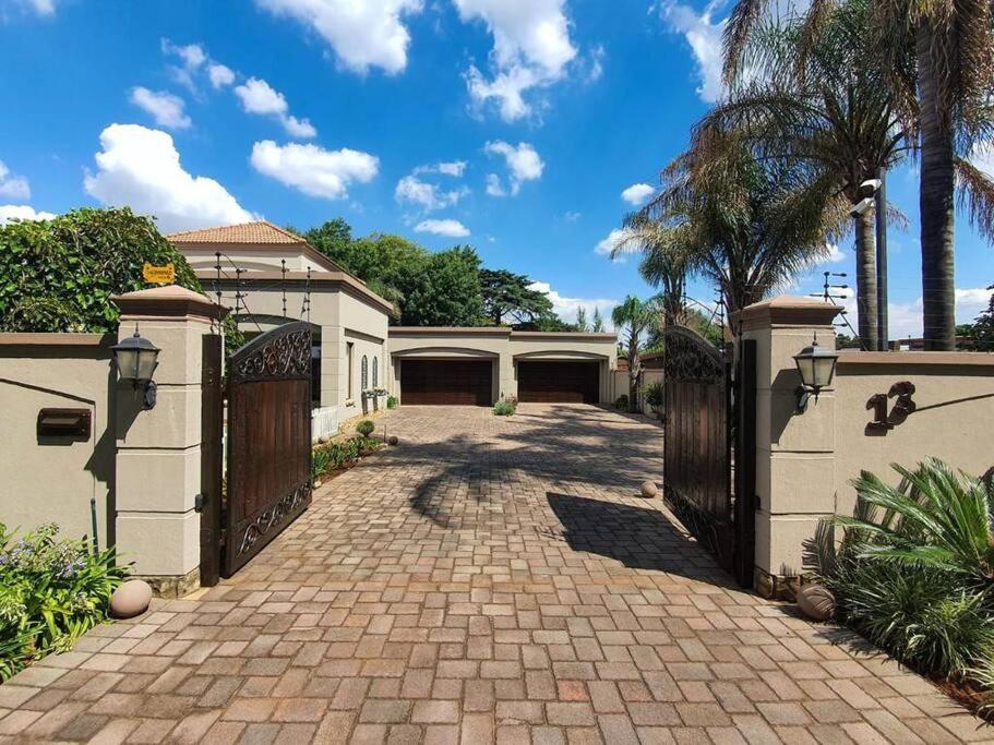 OR Tambo Airport Mansion ,Self Catering Holiday Home
