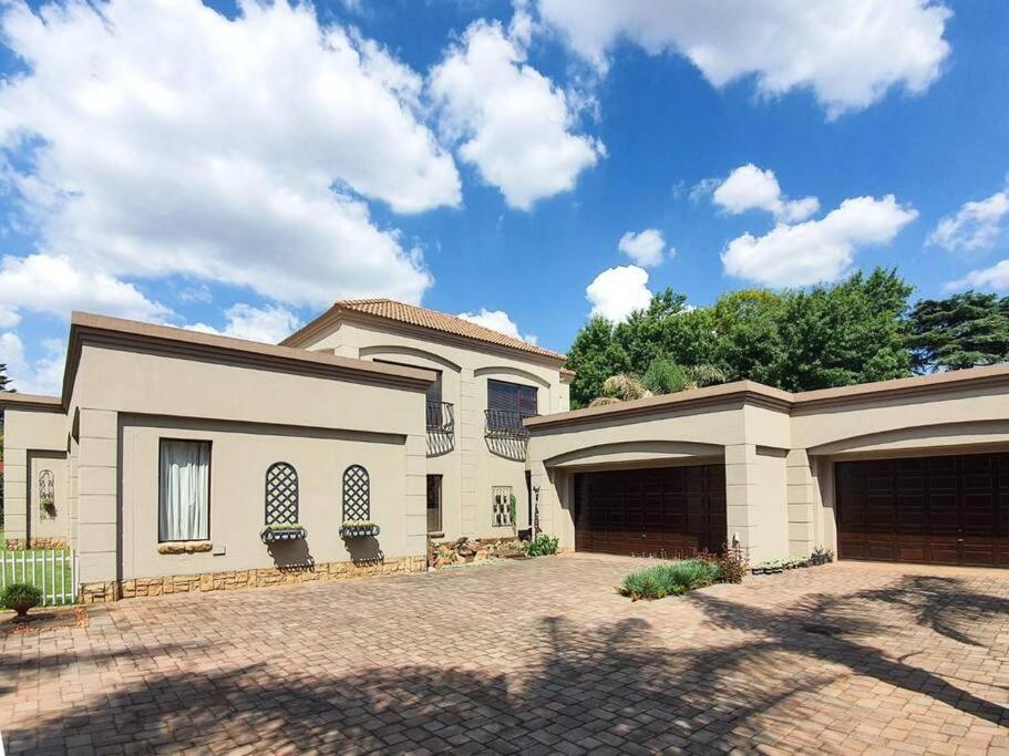 OR Tambo Airport Mansion ,Self Catering Holiday Home