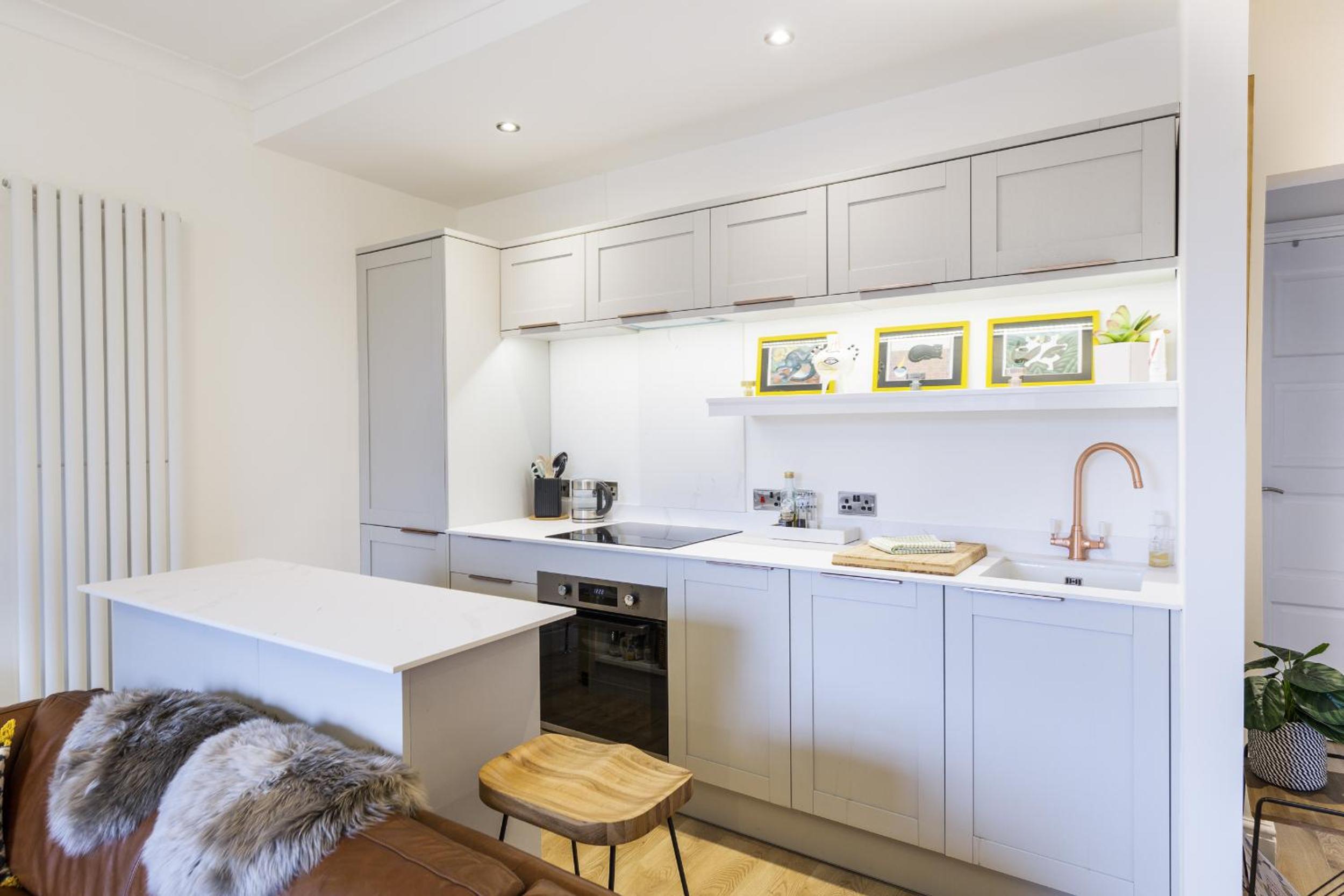 Hidden Gem – Luxe Clifton Apartment with Views view 3