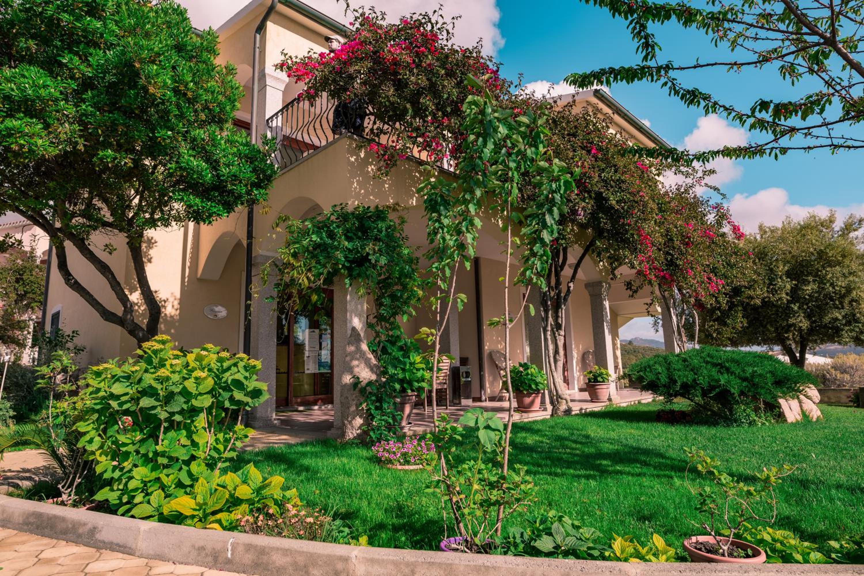 Fantastic Residenza Badus 1 BedRoomApart sleeps 4 plus possible child bed No0815